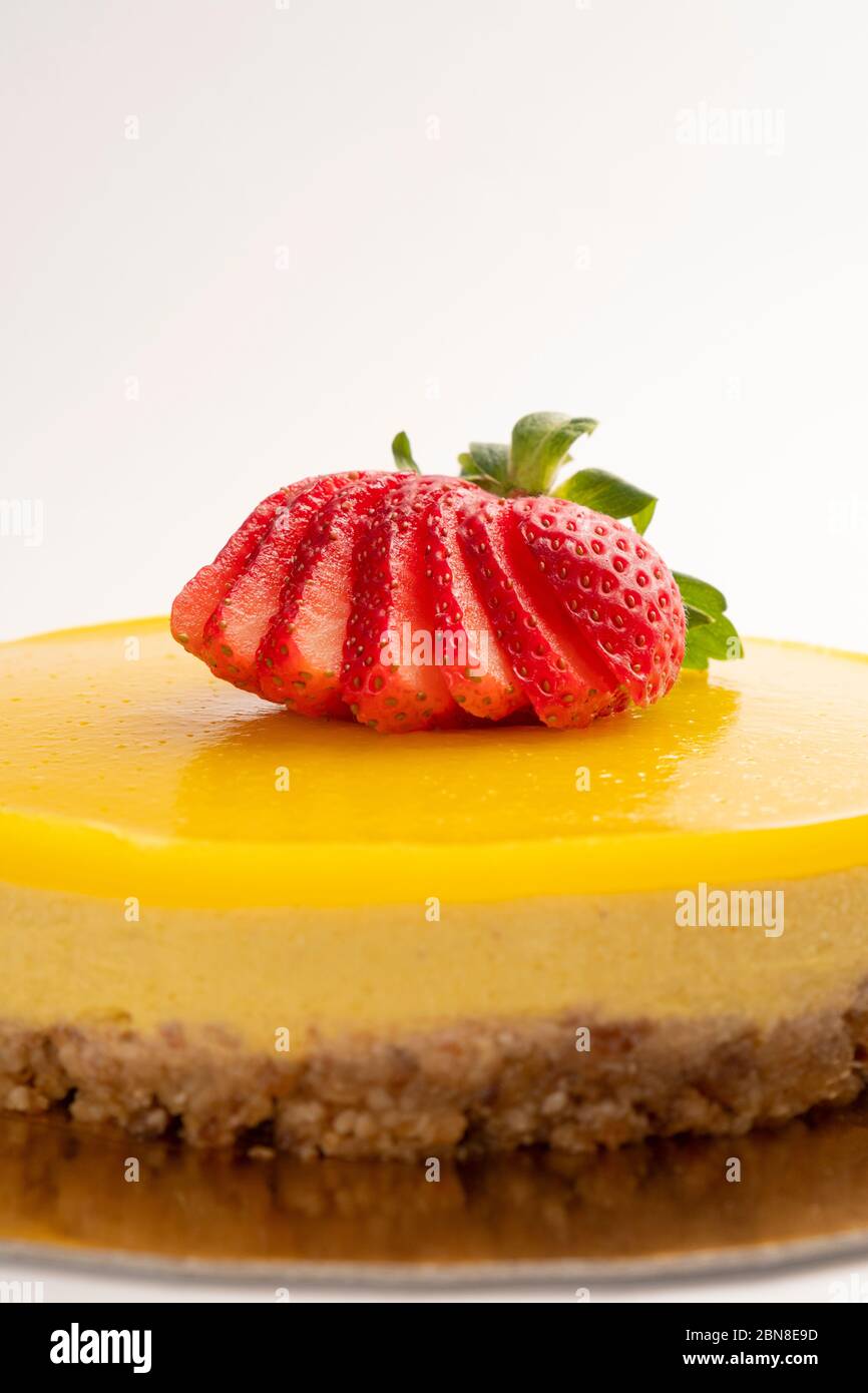 Strato torta di mango con fragole. Crema di frutta e noci d'arancia. Cottura fatta in casa. Primo piano. Dolci dietetici Foto Stock