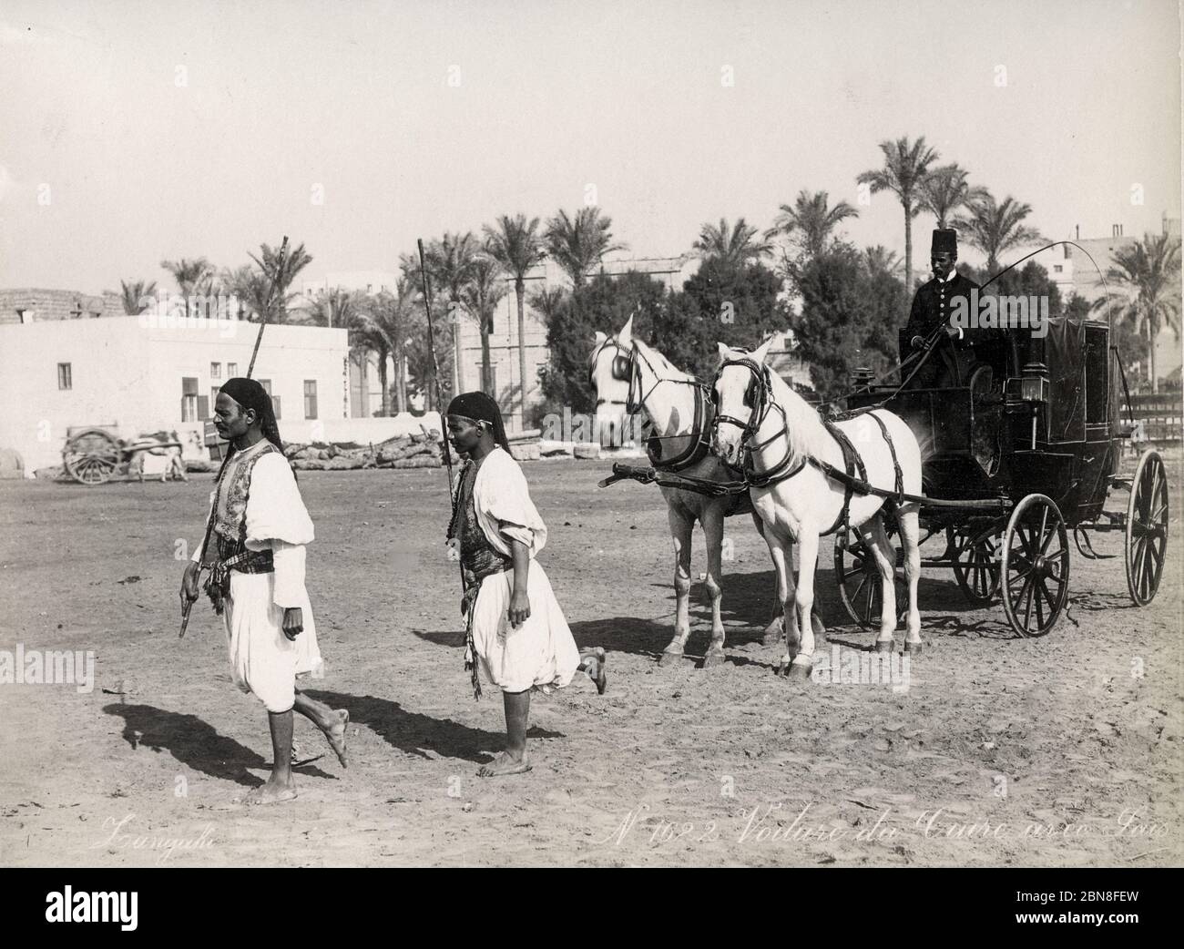 Carrozza trainata da cavalli con sais courant o footmen che corrono davanti, Cairo, Egitto, studio Zangaki Foto Stock