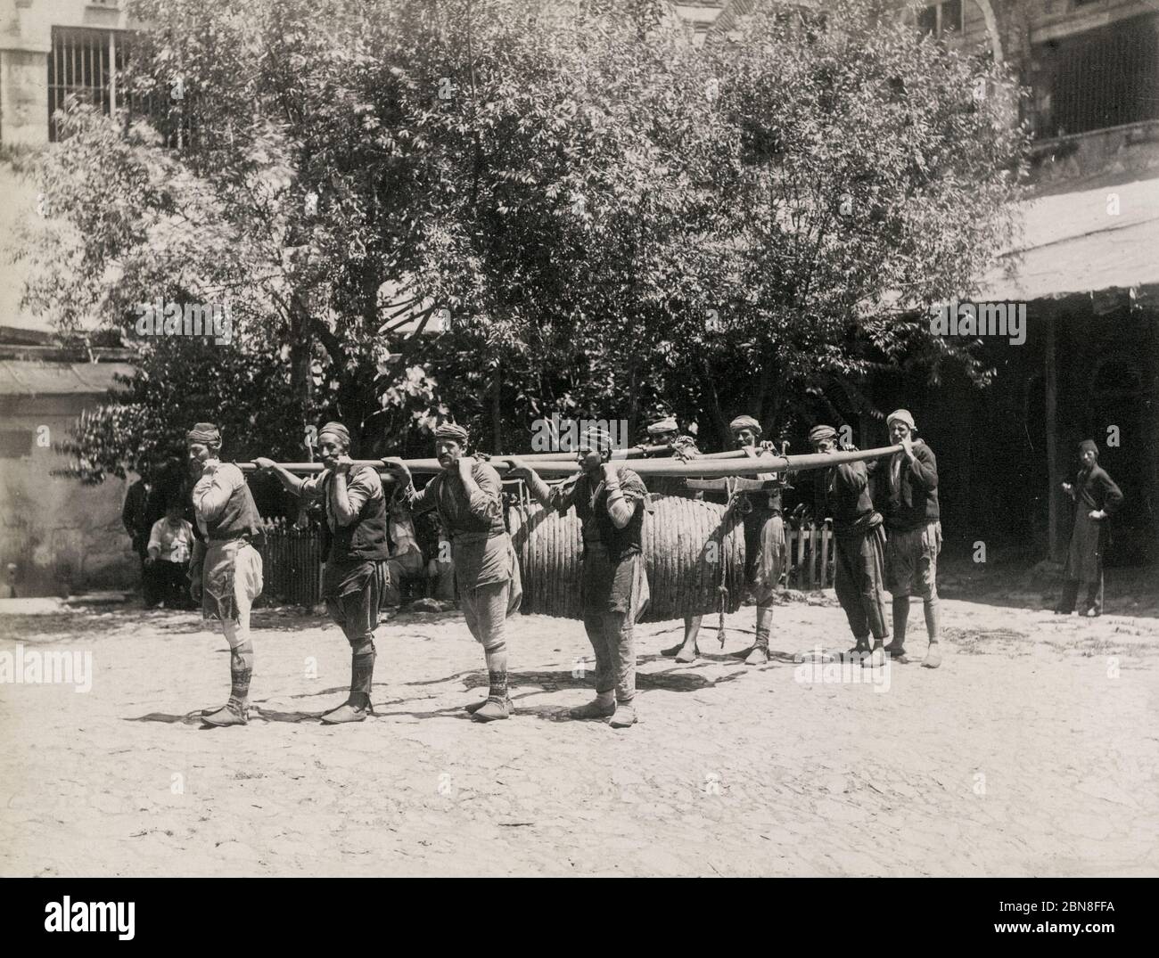 Portieri turchi che trasportano un vino o barile d'acqua, Costantinopoli, Istanbul, Turchia Foto Stock
