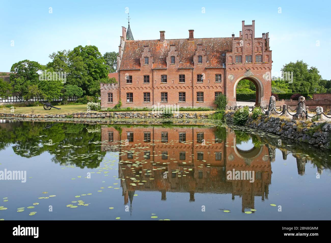Il Castello di Egeskov si trova vicino a Kværndrup, nel sud dell'isola di Funen, Danimarca. Il castello è il castello d'acqua rinascimentale meglio conservato d'Europa Foto Stock