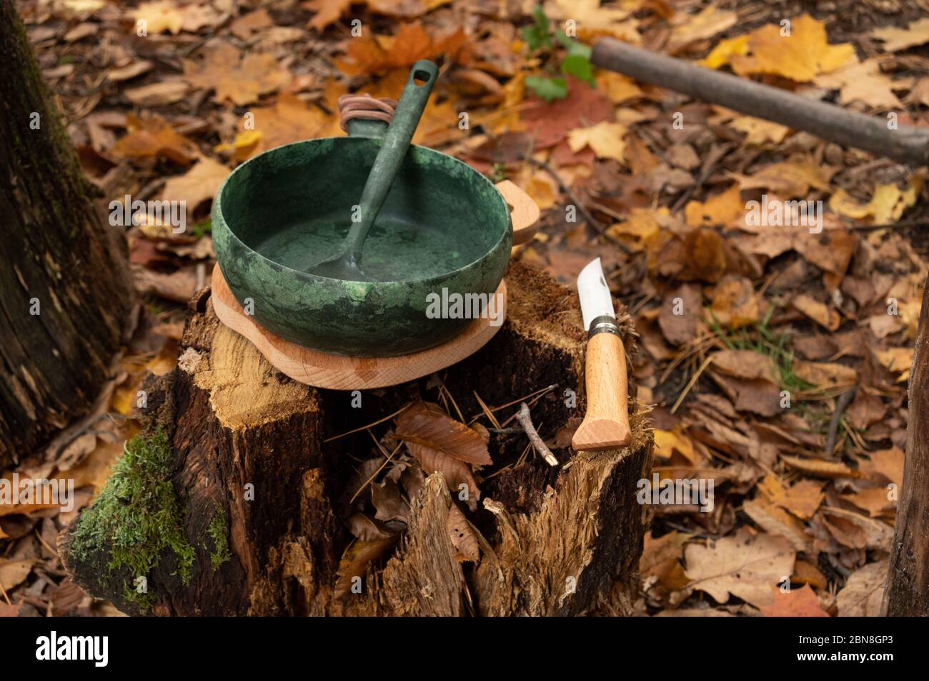 Vista angolare di piatti e coltelli. Utensili e apparecchi in natura. Foto Stock