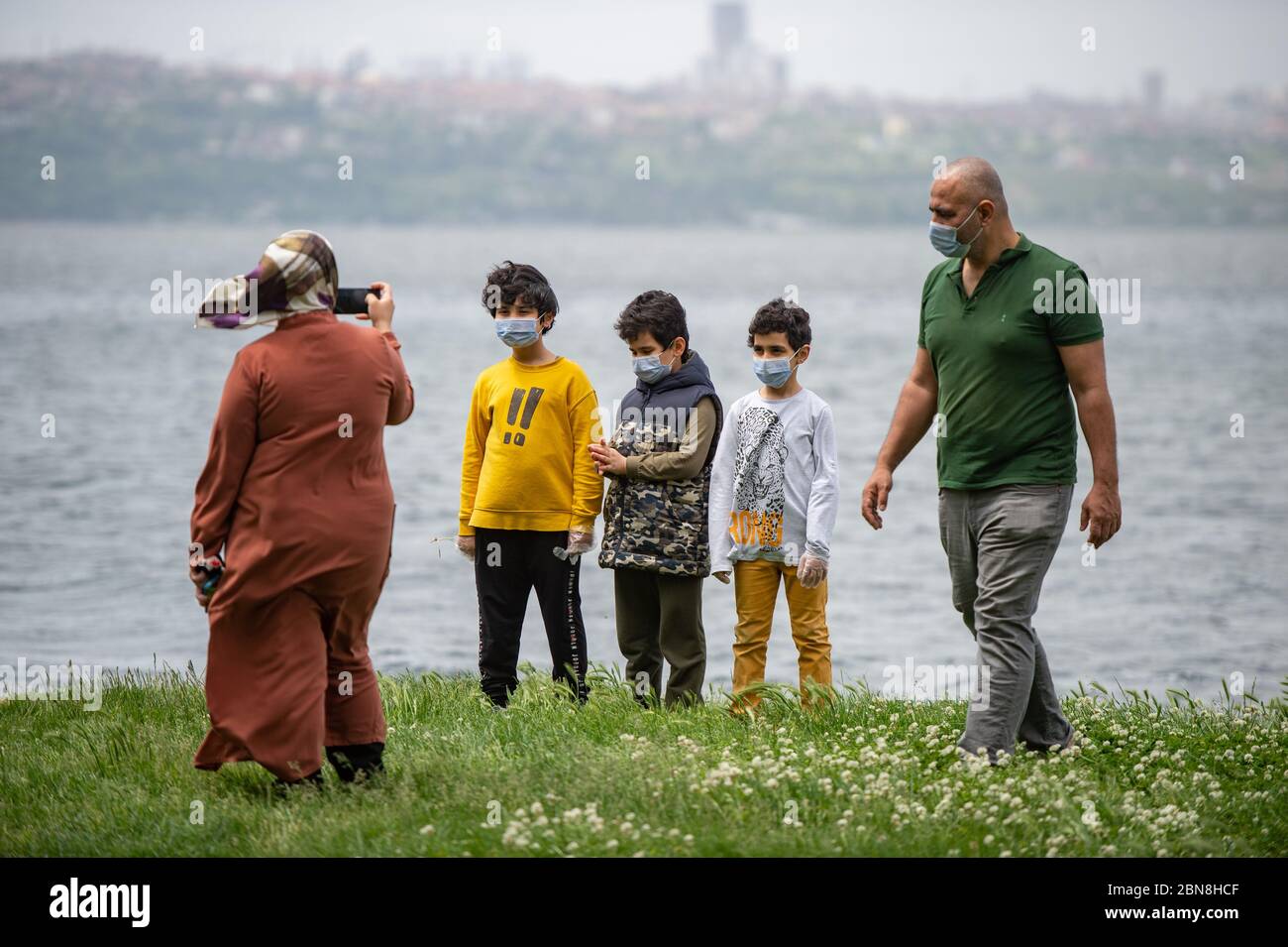 Istanbul, Turchia. 13 maggio 2020. I bambini camminano in un parco vicino al lago Kucukcekmece a Istanbul, Turchia, 13 maggio 2020. I bambini di età inferiore ai 14 anni in Turchia sono stati ammessi all'esterno mercoledì per la prima volta in 40 giorni nell'ambito del piano di normalizzazione COVID-19 del paese. Credit: Yasin Akgul/Xinhua/Alamy Live News Foto Stock