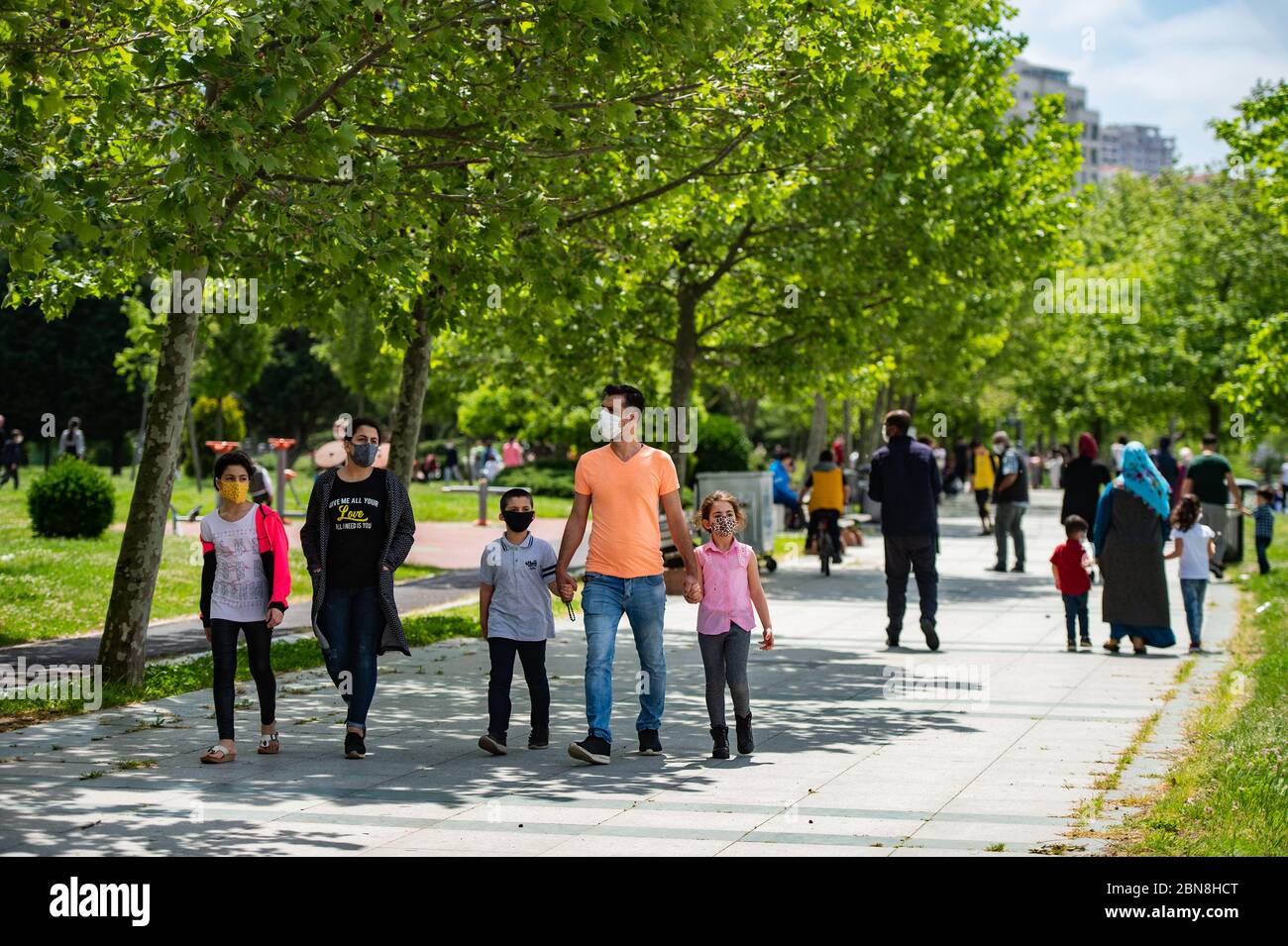 Istanbul, Turchia. 13 maggio 2020. I bambini camminano in un parco vicino al lago Kucukcekmece a Istanbul, Turchia, 13 maggio 2020. I bambini di età inferiore ai 14 anni in Turchia sono stati ammessi all'esterno mercoledì per la prima volta in 40 giorni nell'ambito del piano di normalizzazione COVID-19 del paese. Credit: Yasin Akgul/Xinhua/Alamy Live News Foto Stock