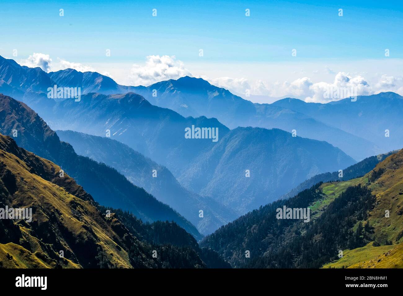 Montagne di Roopkund, Uttarakhand, India. Roopkund Trek è un famoso centro di trekking è visitato da migliaia di escursionisti. Montagne di neve. Foto Stock