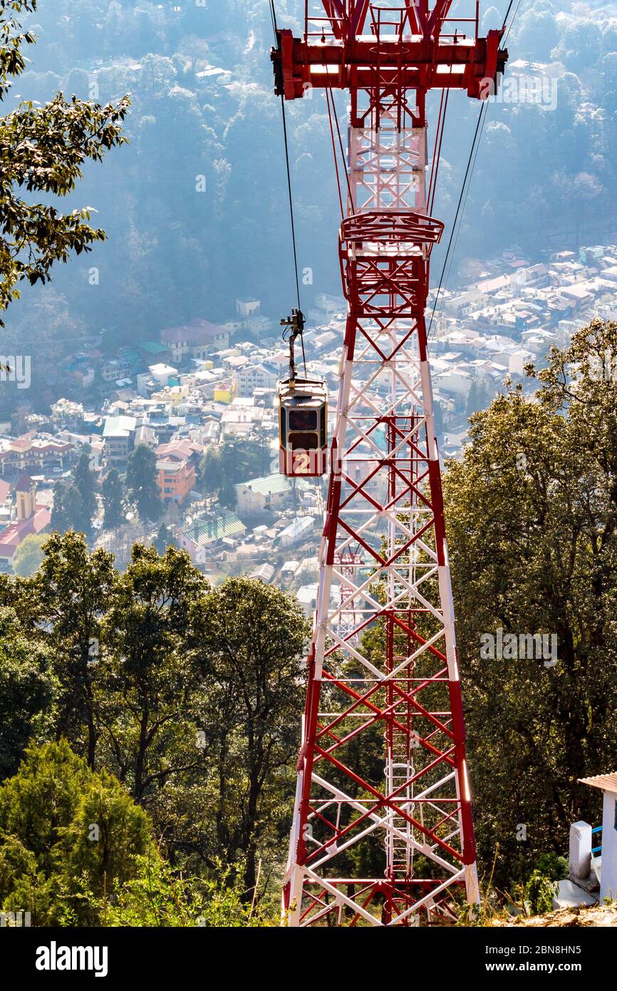 La Nainital Ropeway è una delle principali attrazioni di Nainital a Uttarakhand, India. Questa strada collega Snow-View Point (a 2270 metri) con Nainital Foto Stock