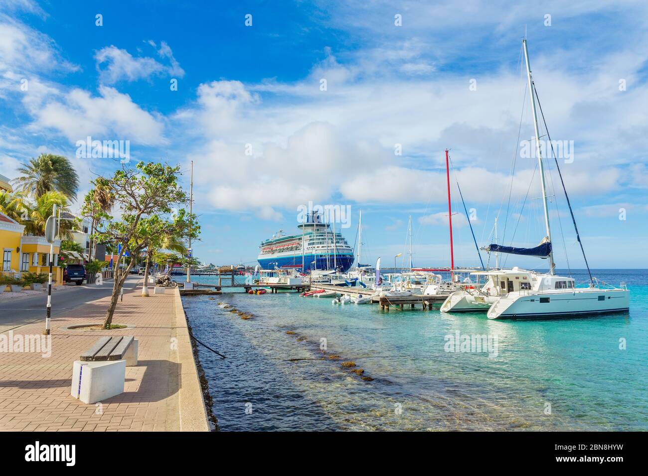 Boulevard on Bonaire con barche e nave da crociera sul mare Foto Stock