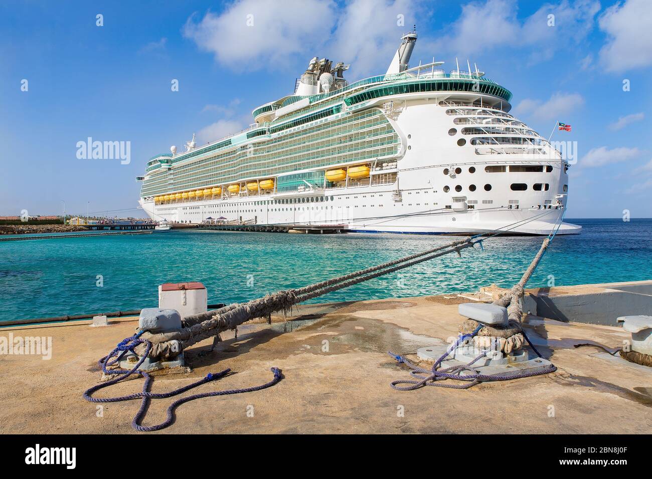 Grande nave bianca ancorata alla costa dell'isola di Bonaire Foto Stock