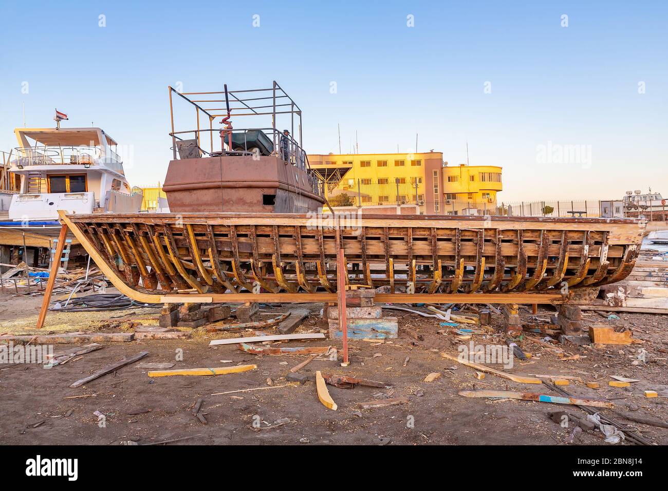 Struttura in legno di vecchia barca in costruzione a cantiere in Hurghada Egitto Foto Stock