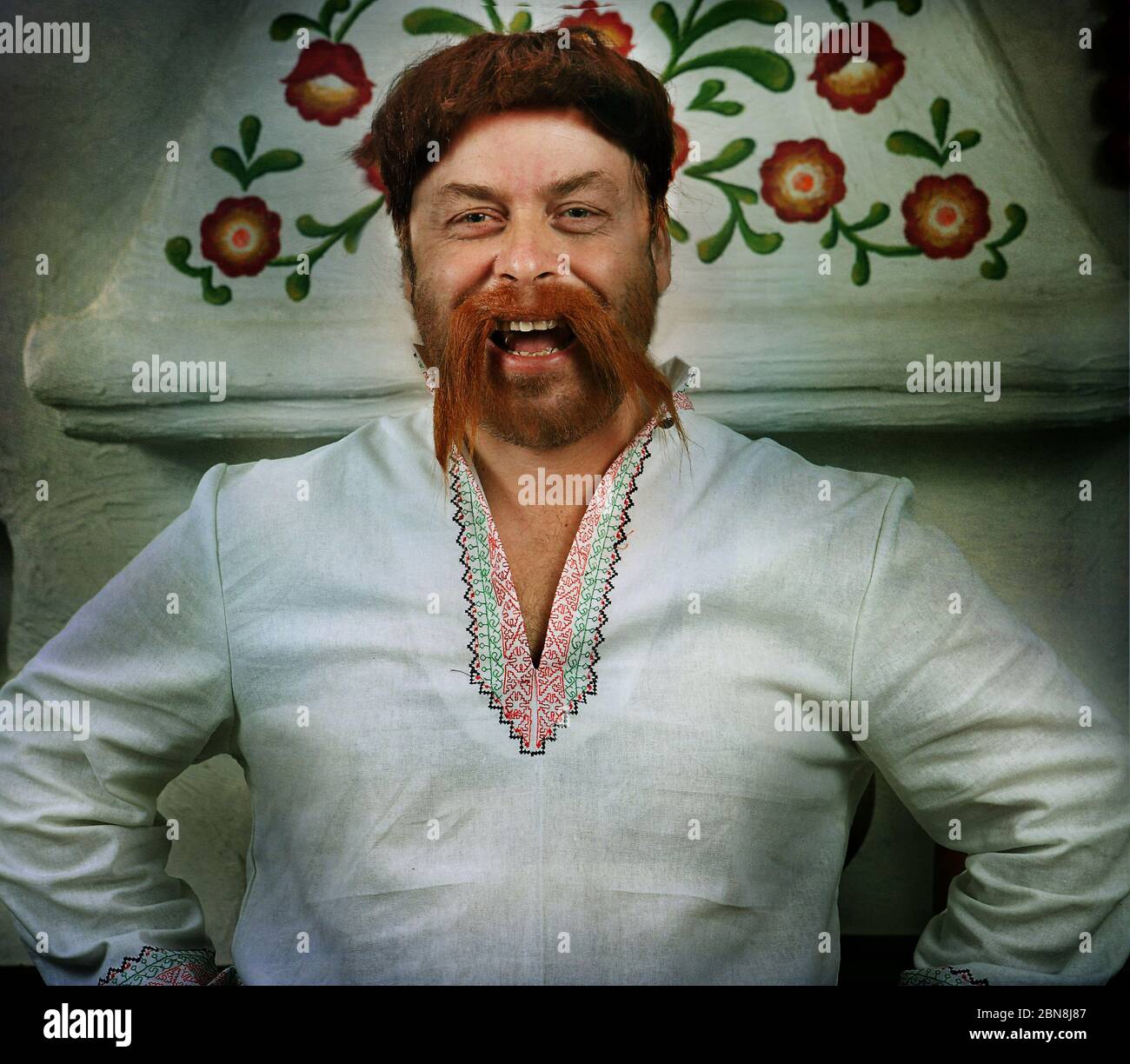 Un uomo in un abito ucraino in una capanna. Gogol Foto Stock