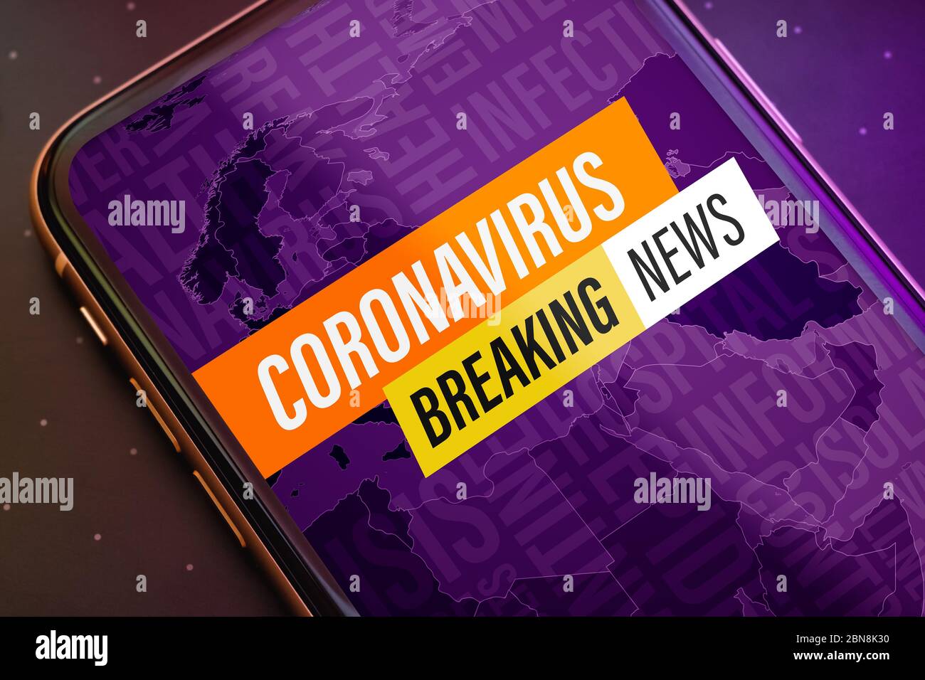 Coronavirus o Covid-19 pandemic Breaking News aggiornamento del concetto di background. Primo piano su telefono cellulare con Coronavirus rompere notizie messaggio sulla mobilep Foto Stock