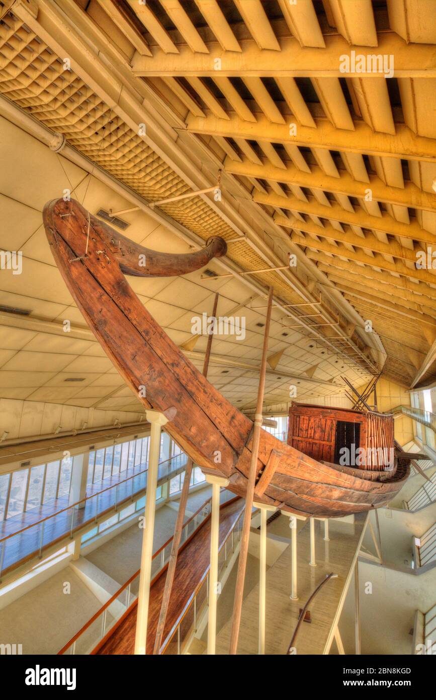 La nave di Khufu, il Museo della barca solare di Giza, le grandi piramidi di Giza, sito Patrimonio dell'Umanità dell'UNESCO, Giza, Egitto Foto Stock