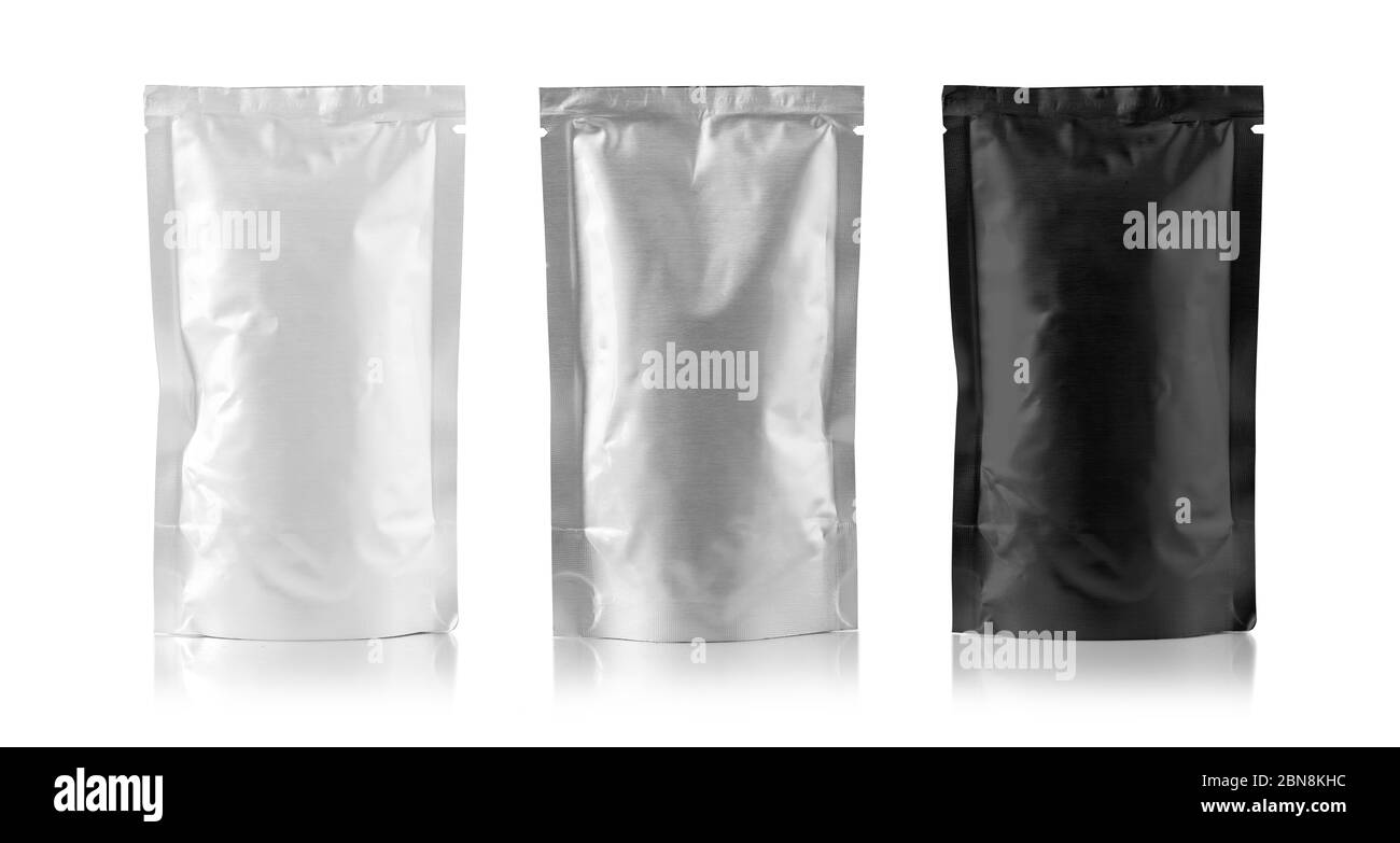 Mockup Stand Up Blank Bag nero, grigio e bianco per caffè, caramelle, noci, spezie, pellicola autosigillante con chiusura a zip o sacchetto di carta per alimenti, bustina di snack richiudibile Foto Stock