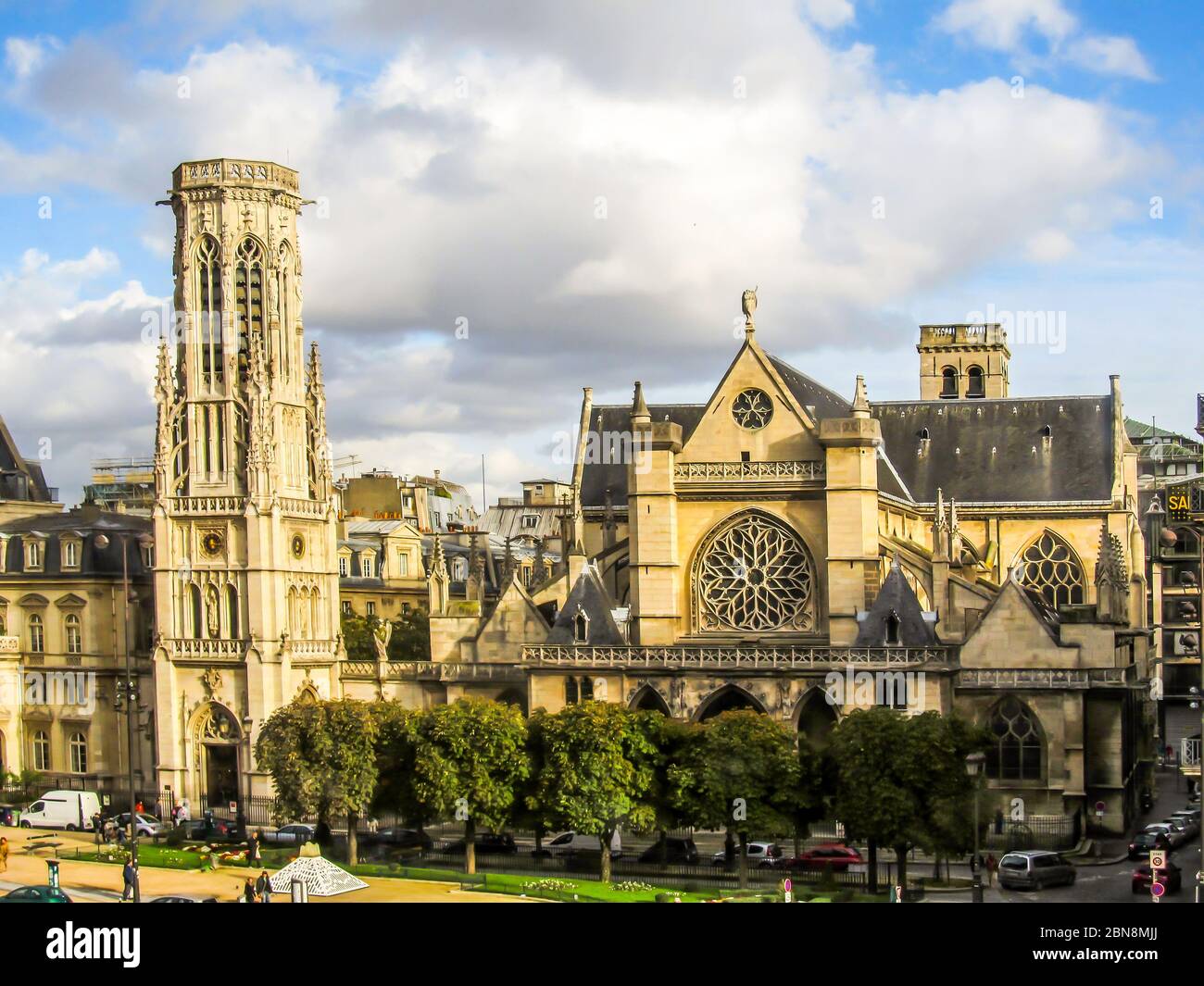 La Chiesa di Saint-Germain-l'Auxerrois, Parigi, Francia, in un pomeriggio soleggiato, con il suo ornato campanile medievale a sinistra dell'immagine Foto Stock