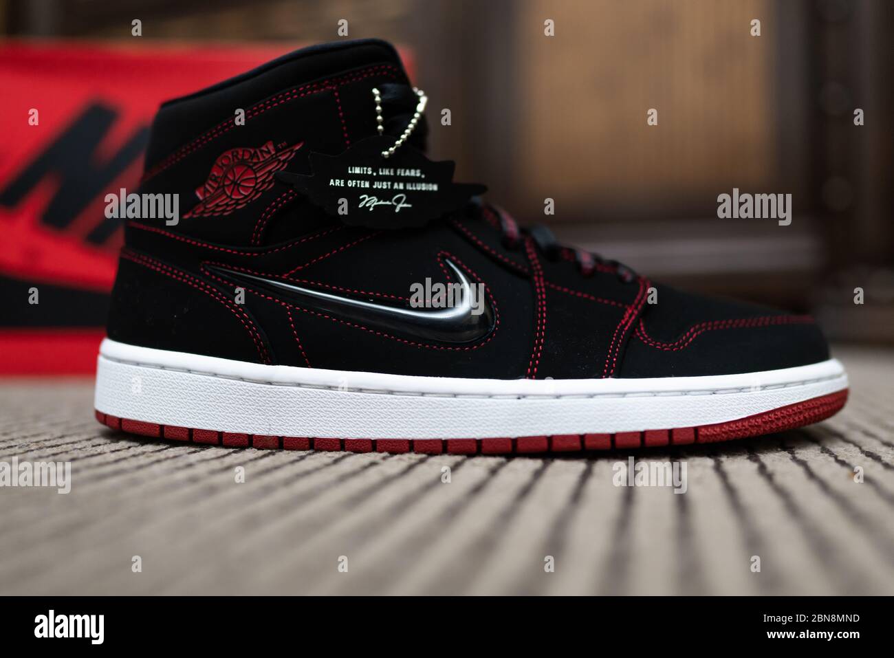 Nike Jordan 1 rossa, nera e bianca | 23 sneakers cultura basket, cuciture  rosse | Michael Jordan, Chicago Bulls Foto stock - Alamy