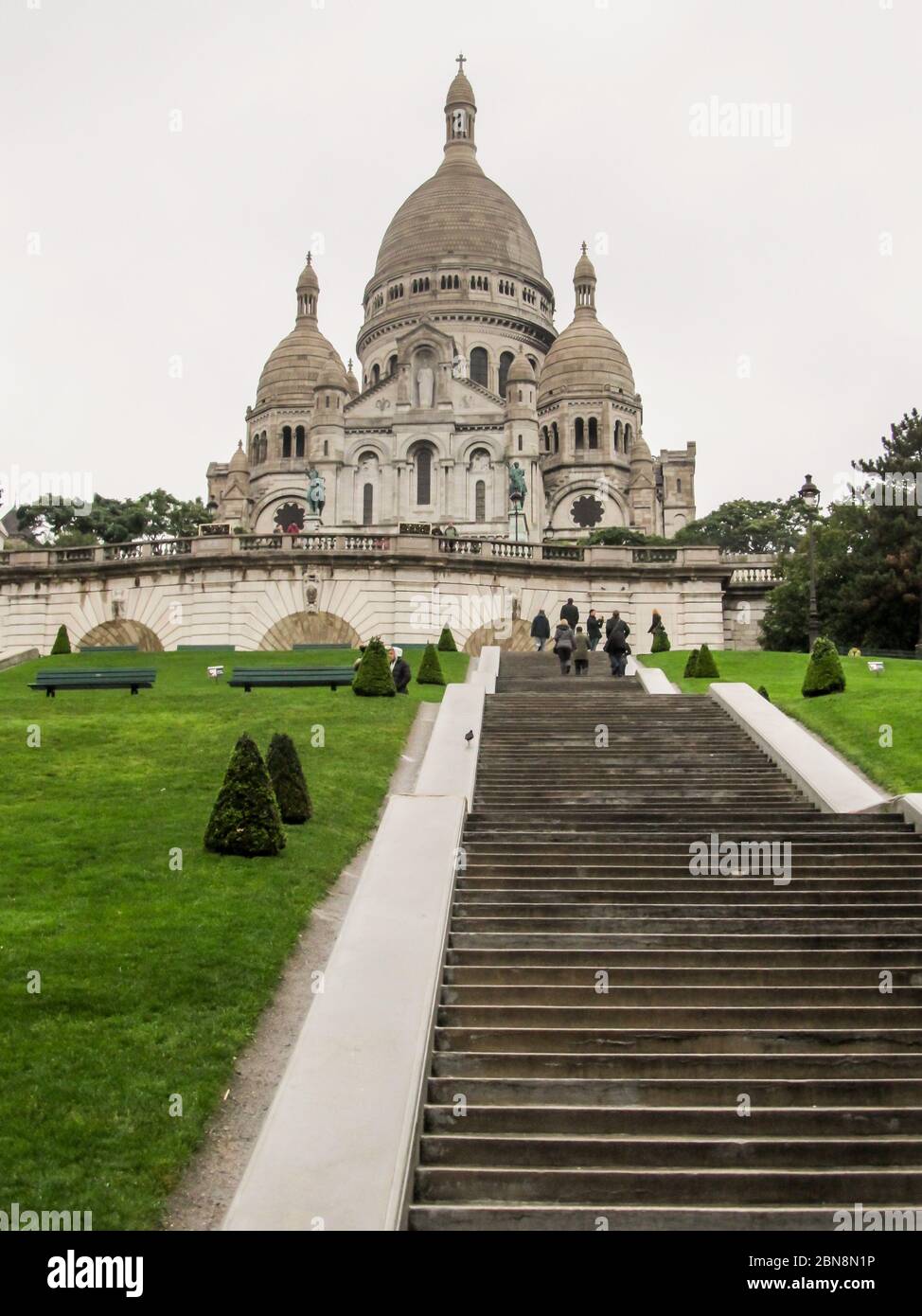 I gradini che conducono alla Basilica del Sacro Couer sul poggio di Montmartre, con la Cattedrale sullo sfondo, fotografata a Parigi, Francia Foto Stock