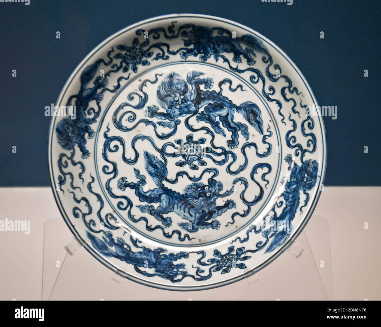 Porcellana cinese: Grande piatto blu-bianco con leoni che inseguono una palla ricamata - dinastia Ming, Zhengtong Reign (1436-1464). Museo di Shanghai Foto Stock