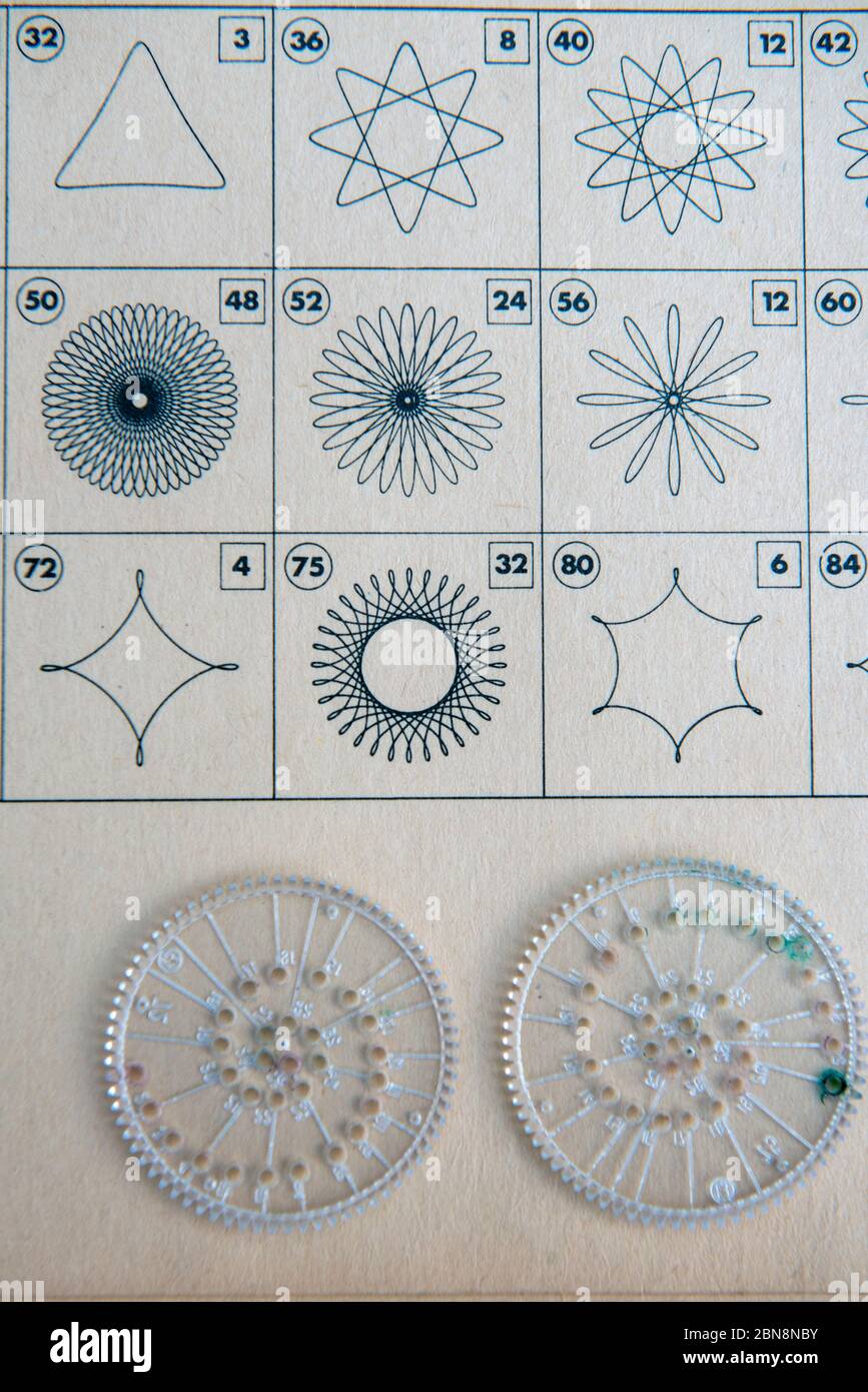 Parte del contenuto di un originale set di disegni geometrici Spirograph degli anni '70 Foto Stock