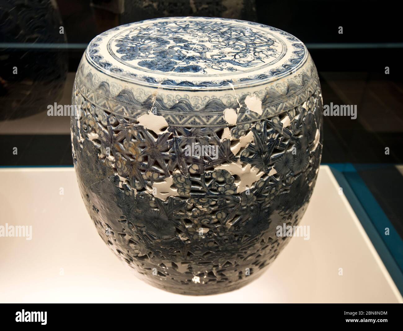 Porcellana cinese: Taboretto blu e bianco con fiori di pino, bambù e susina - dinastia Ming, Zhengtong - Tianshun Reign (1436-1464). Museo di Shanghai Foto Stock