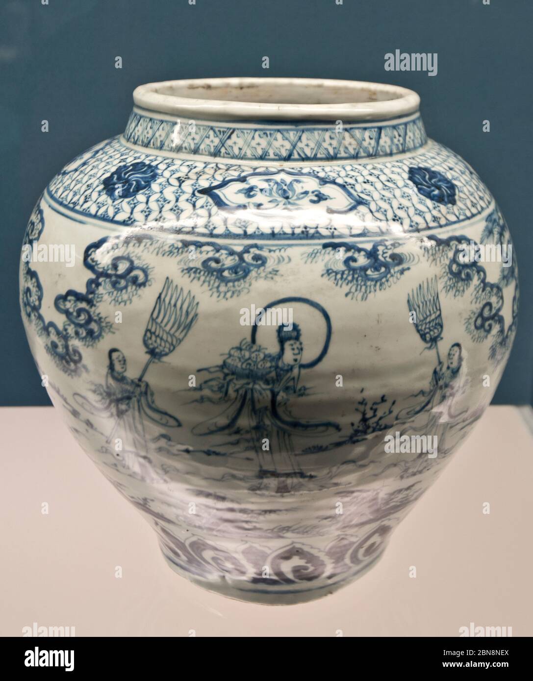 Porcellana cinese: Vaso blu-e-bianco con figure - dinastia Ming, Zhengtong - Tianshun Reign (1436-1464). Museo di Shanghai Foto Stock