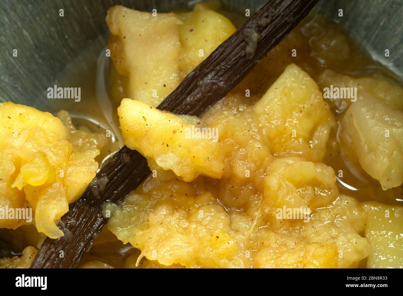 Ciotola di composta di mele con un baccello di vaniglia Foto Stock