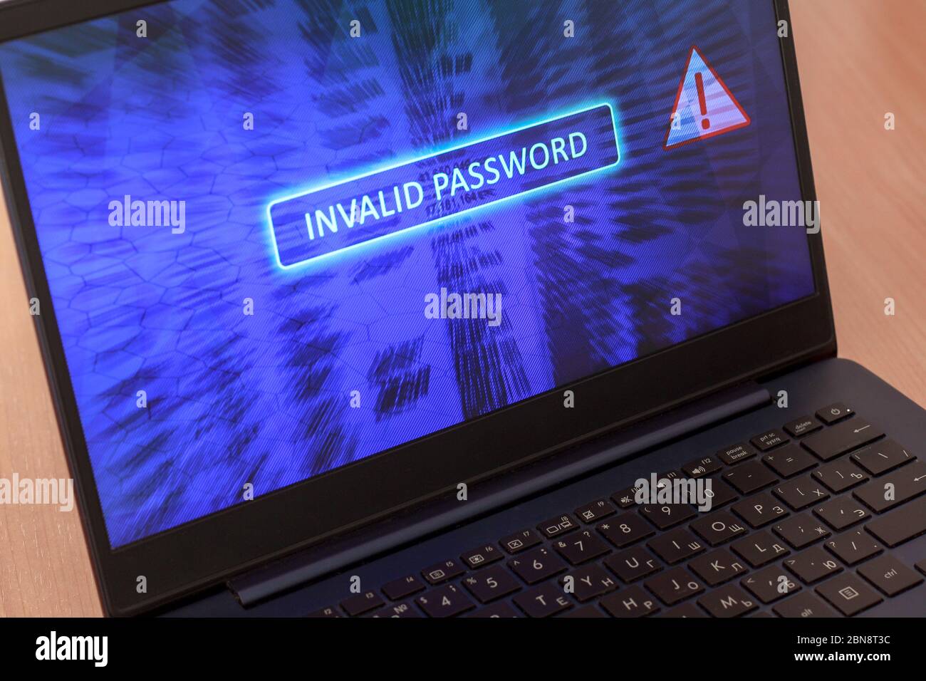 Informazioni sullo schermo del computer con errore di immissione della password. Password non valida su sfondo blu. Icona triangolare di avvertenza rossa. Orizzontale. Foto Stock