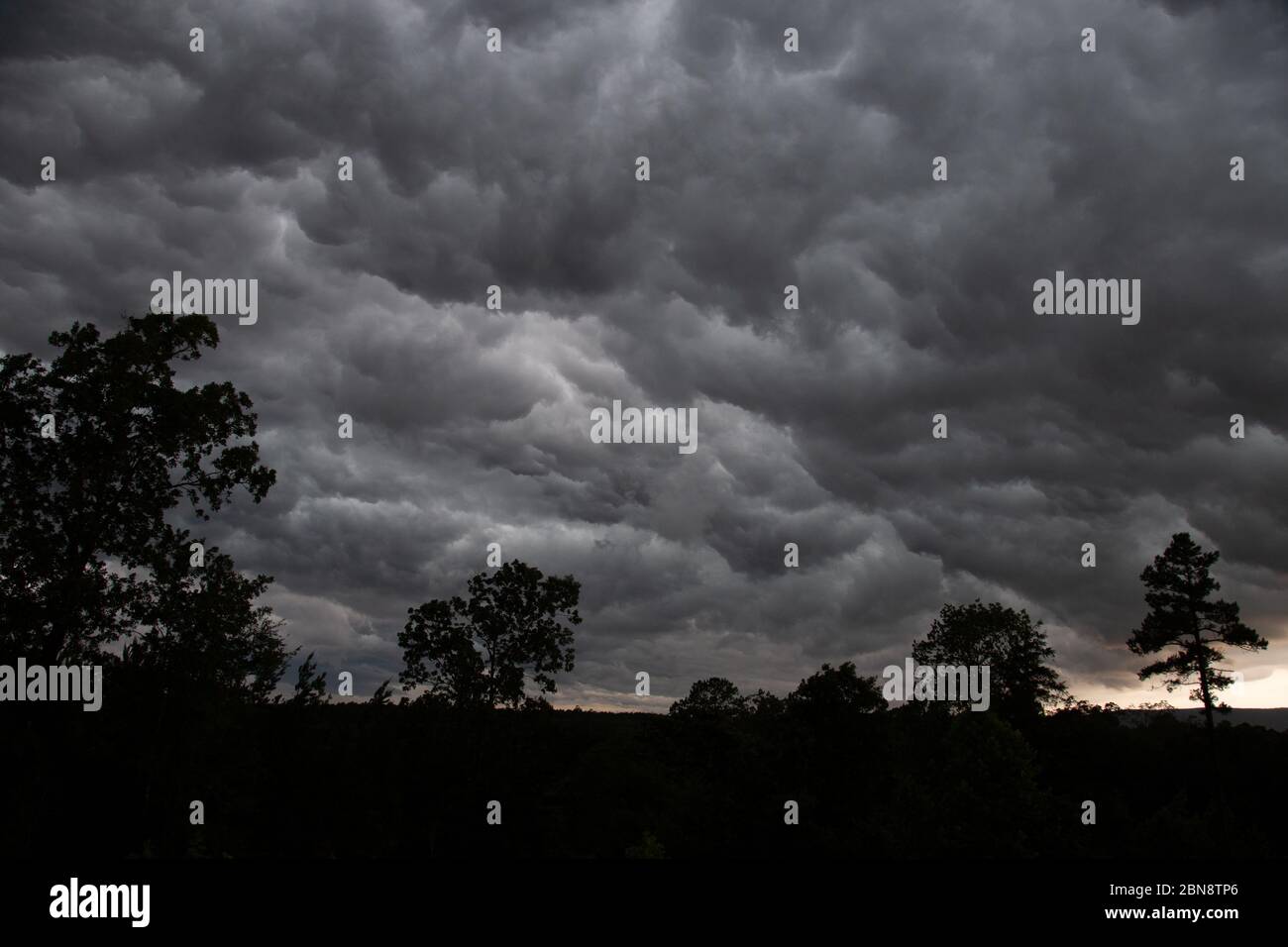 Nubi tempesta che si formano nel cielo Foto Stock