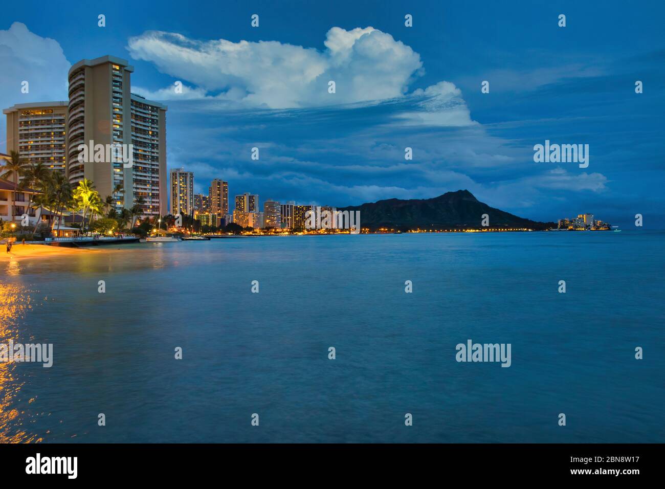 Iconica vista serale di Waikiki e Diamond Head su Oahu. Foto Stock