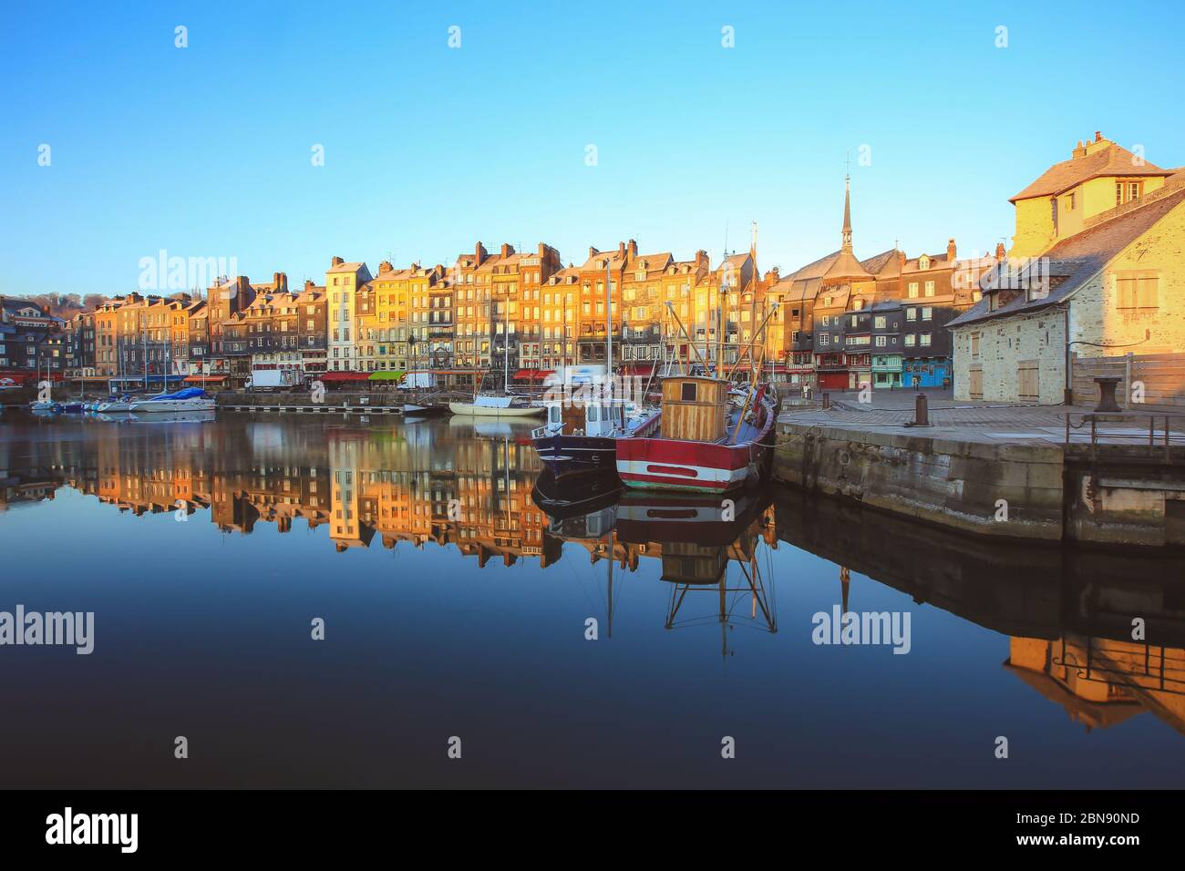 Honfleur, Francia - 30 dicembre 2016 : luce del mattino sull'edificio al porto di Honfleur è un porto veramente pittoresco e affascinante in Francia Foto Stock