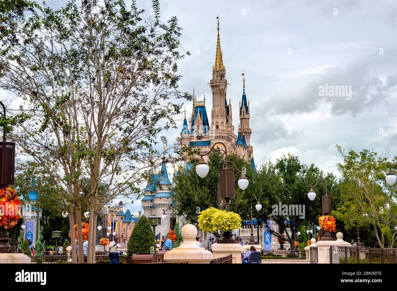 Il Castello Disney si affaccia sui Parchi a tema del Regno Magico a Orlando, Florida Foto Stock