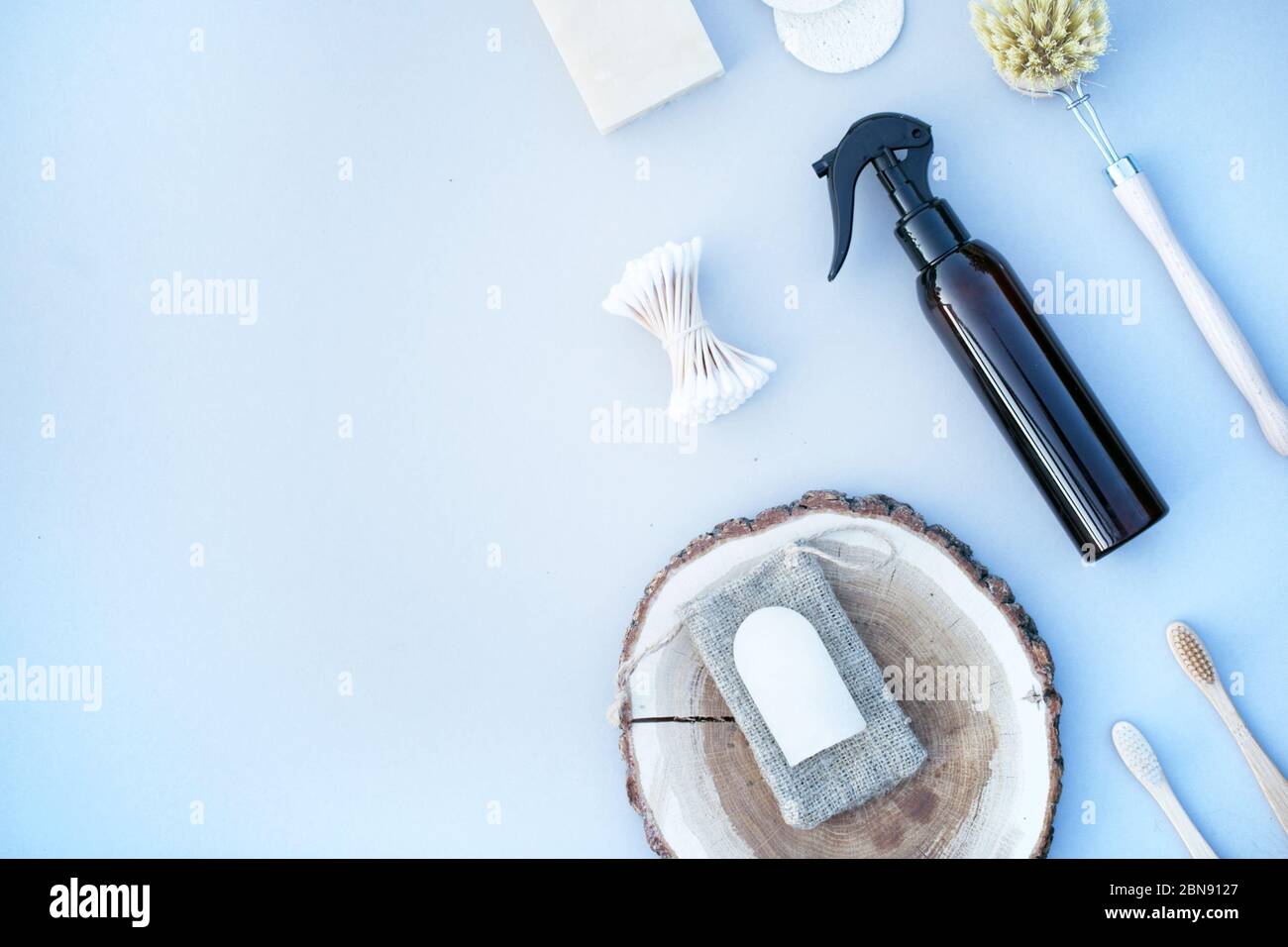 Prodotti sostenibili per bagno su fondo spruzzatore bottiglia, cristallo di roccia deodorante, piastra di legno Foto Stock