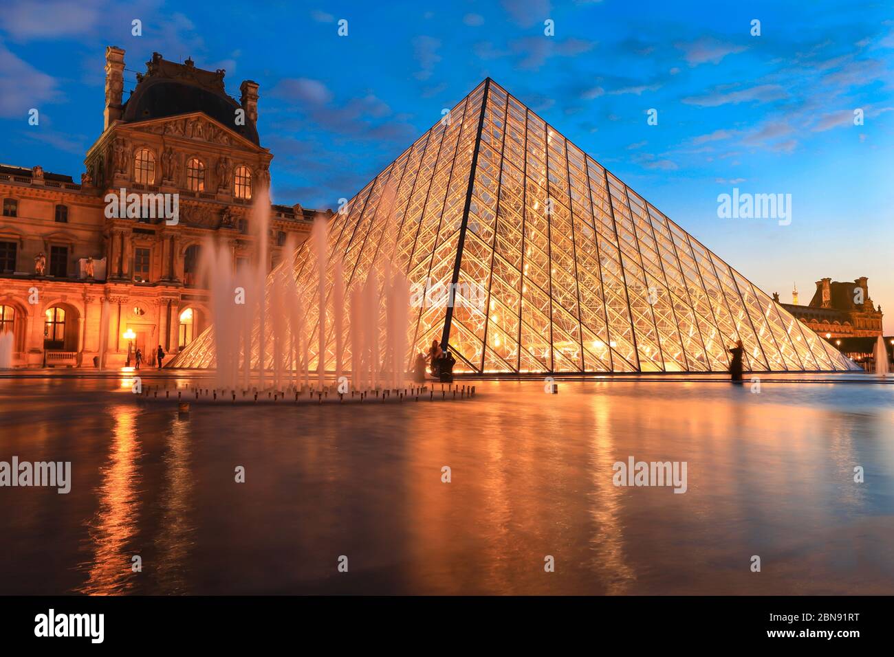 Parigi - 26 dicembre 2018 : Museo del Louvre al crepuscolo d'inverno, questo è uno dei punti di riferimento più popolari di Parigi Foto Stock