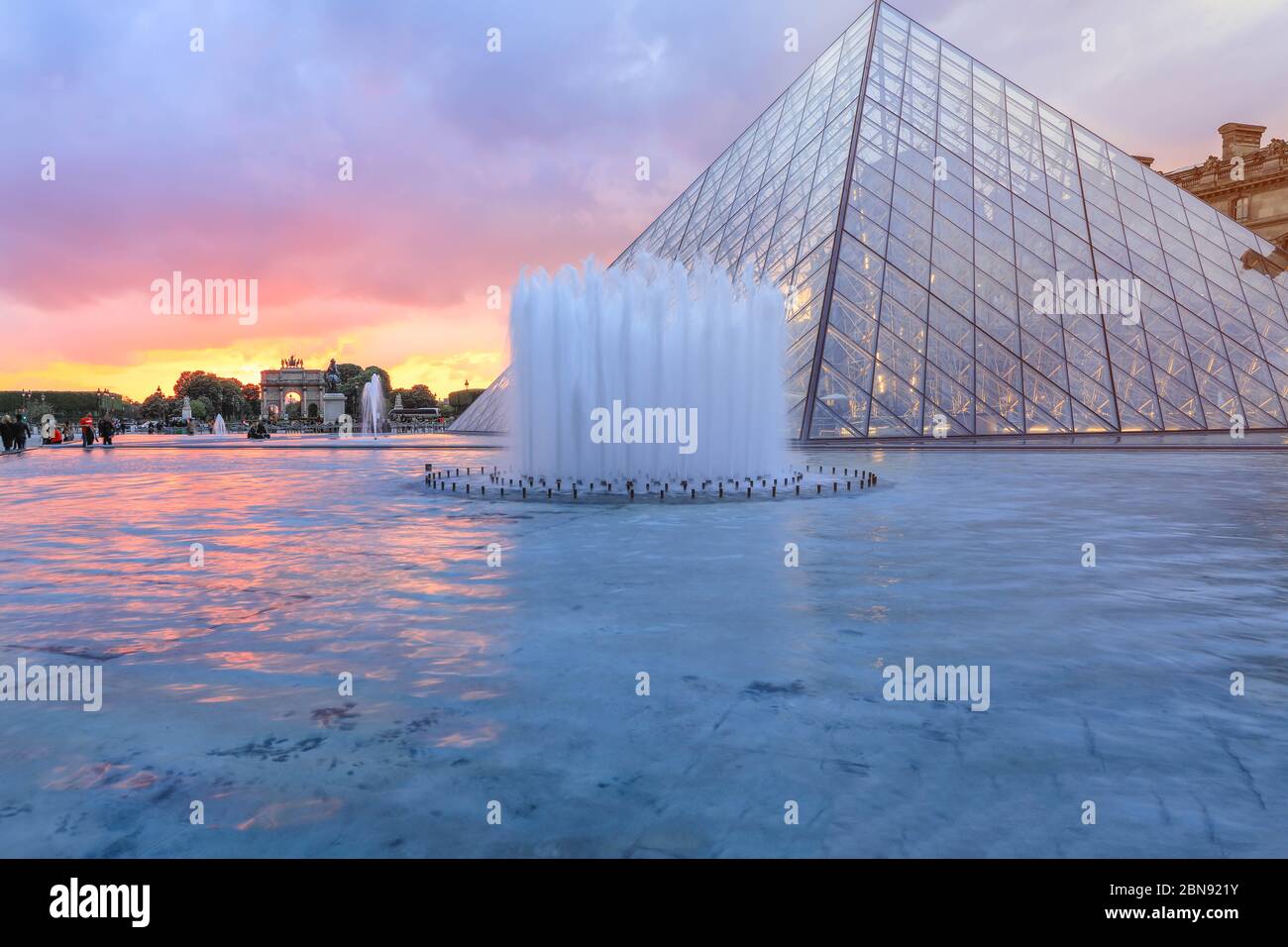Parigi - 26 dicembre 2018 : Museo del Louvre al crepuscolo d'inverno, questo è uno dei punti di riferimento più popolari di Parigi Foto Stock