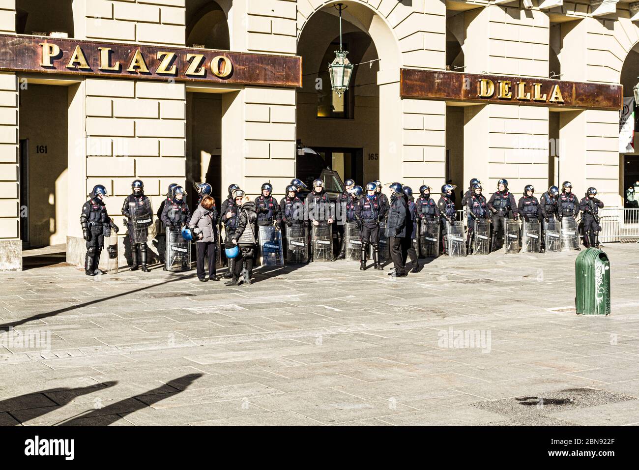 Gruppo di poliziotti italiani in piazza Castello. Torino, Provincia di Torino, Italia. Foto Stock