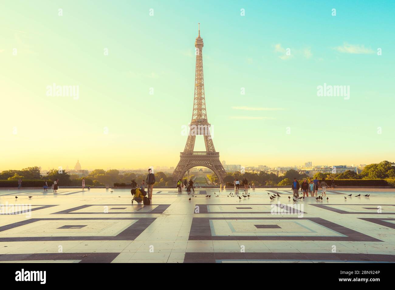 Parigi, Francia - 16 giugno 2019 : Torre Eiffel in estate. Un viaggio romantico. La Torre Eiffel è il simbolo tradizionale di parigi e dell'amore. Foto Stock
