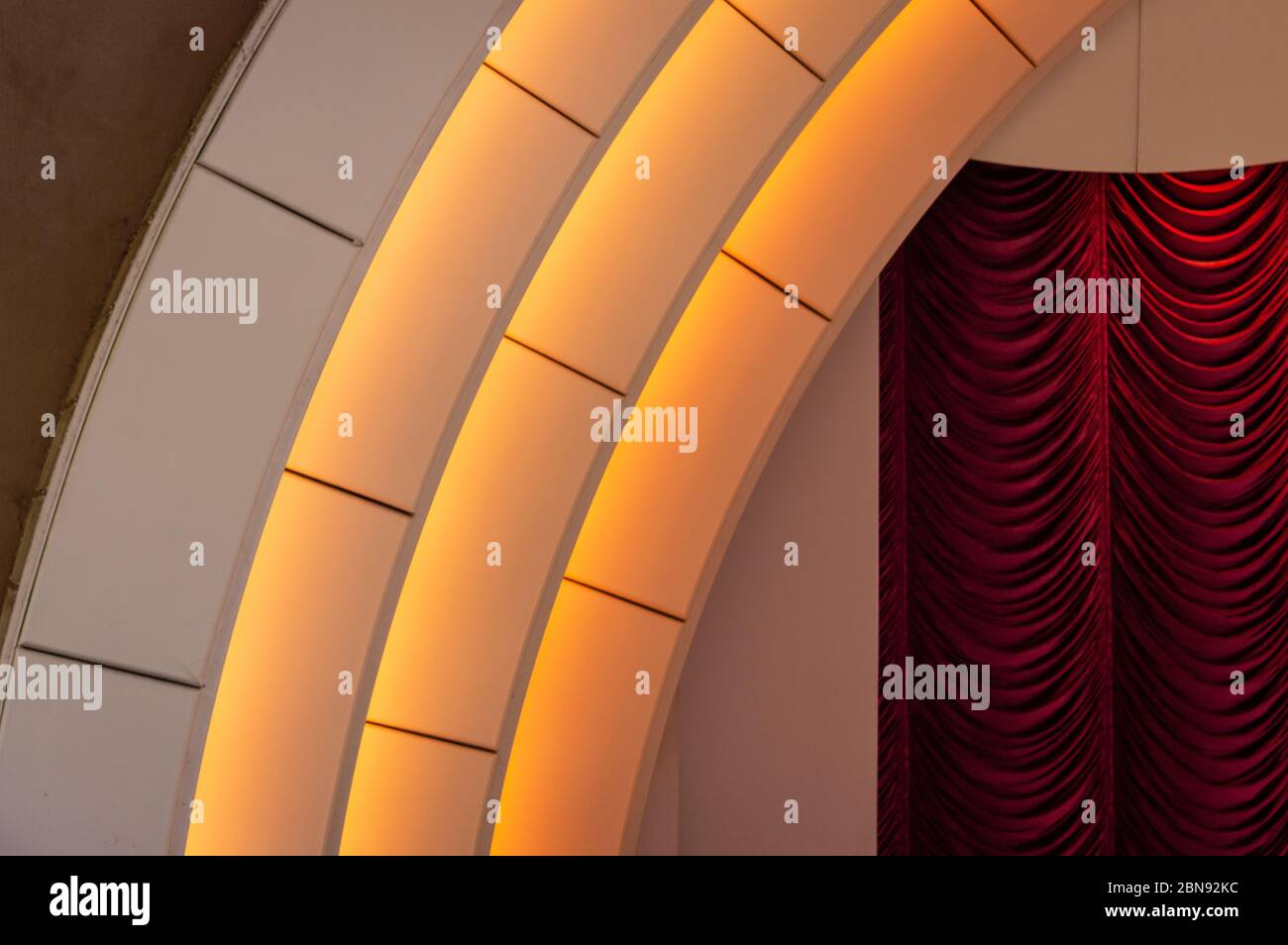 Angolo arco sul palco allo spettacolo Beauty and the Beast al Disneyworl Resort, Orlando. Foto Stock