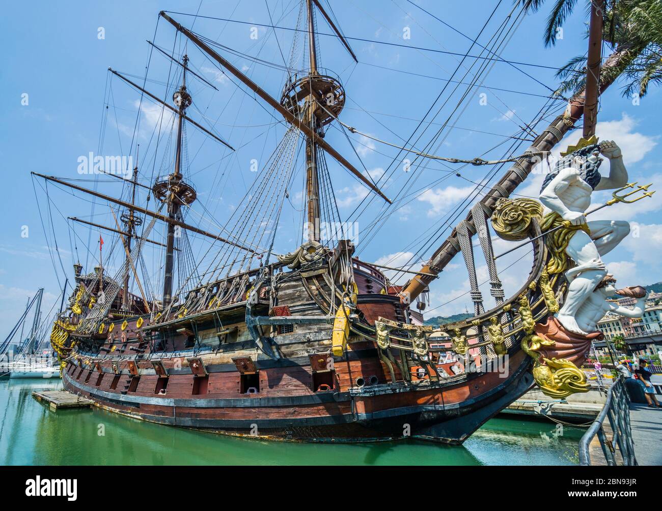 galeon 'Nettuno', una replica di un galeone spagnolo del XVII secolo, costruito per il film 'Pirati' del 1985 ormeggiato nel Porto Vecchio di Genova, Liguria, Italia Foto Stock