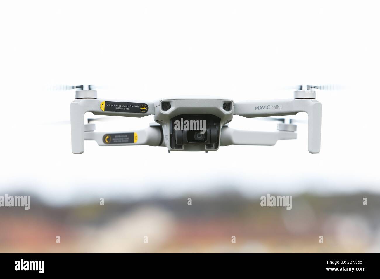 Mariefred, Svezia - 2 maggio 2020: Vista frontale di un mini quadricottero Dji Mavic che si trova in una zona urbana. Foto Stock