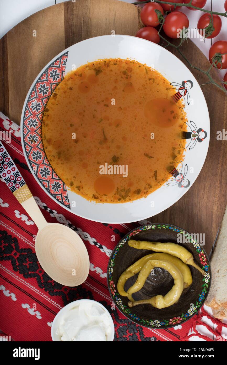 Vista dall'alto del piatto con zuppa di polpette, piatto tradizionale della cucina rumena, ciorba de perisoare Foto Stock