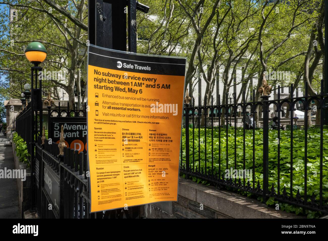 Cartello con scritto per la prima volta nella storia le New York City Subway non sono aperte 24 ore al giorno, NYC, USA Foto Stock