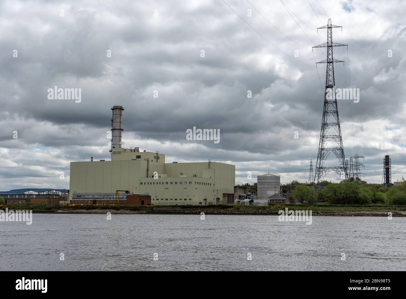 Derry, UK - 26 aprile 2020: Stazione elettrica di Coolkeerah ESB sulle rive del fiume Foyle vicino a Derry, Irlanda del Nord Foto Stock