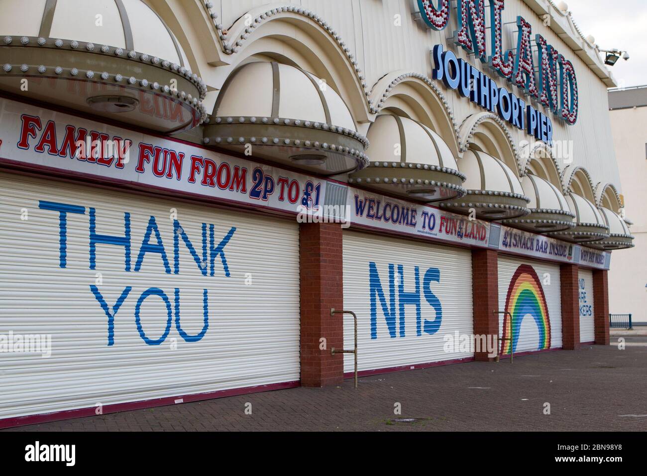 NHS coronavirus pandemico influenza epidemia malattia morte disastro crisi covid-19; Rainbow segno di supporto a Southport, Regno Unito Foto Stock