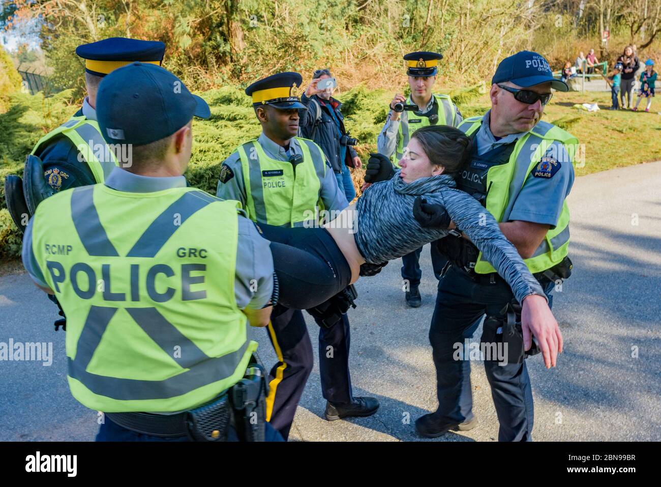 Giovane protesta femminile arrestata all'ingresso del Kinder Morgan Trans Mountain Pipeline Terminal, Burnaby, British Columbia, Canada. Foto Stock