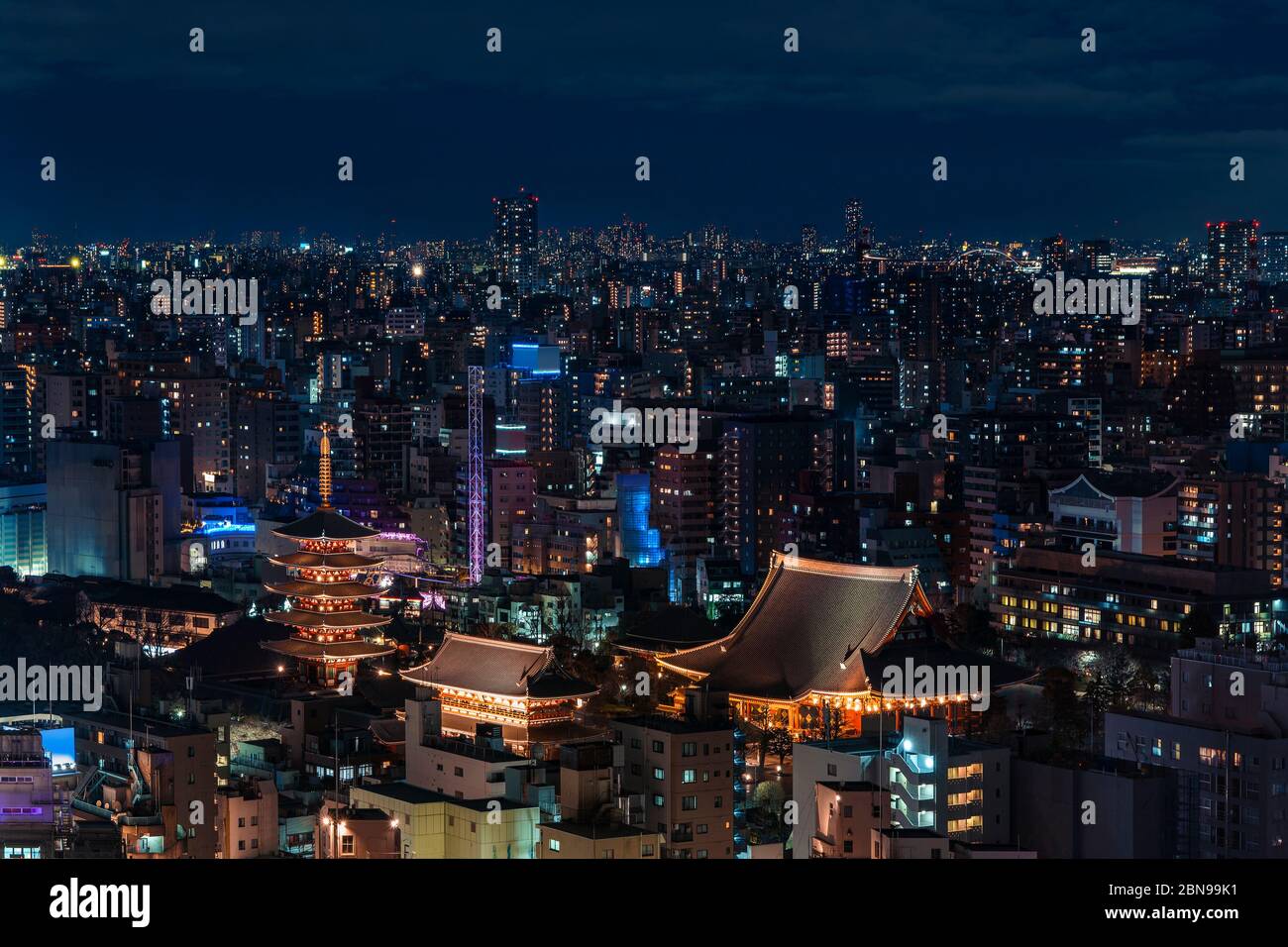 Vista panoramica aerea notturna dei templi buddisti e illuminazione pagoda nel quartiere Asakusa di Tokyo. Foto Stock