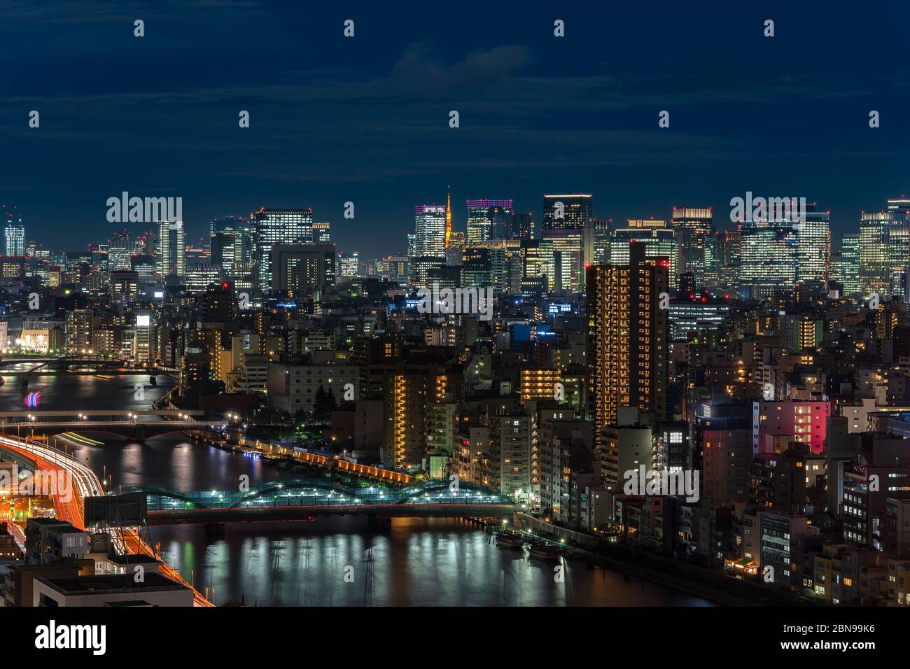 Vista panoramica aerea notturna dei ponti del fiume Sumida e dei ponti illuminano i grattacieli di Tokyo. Foto Stock