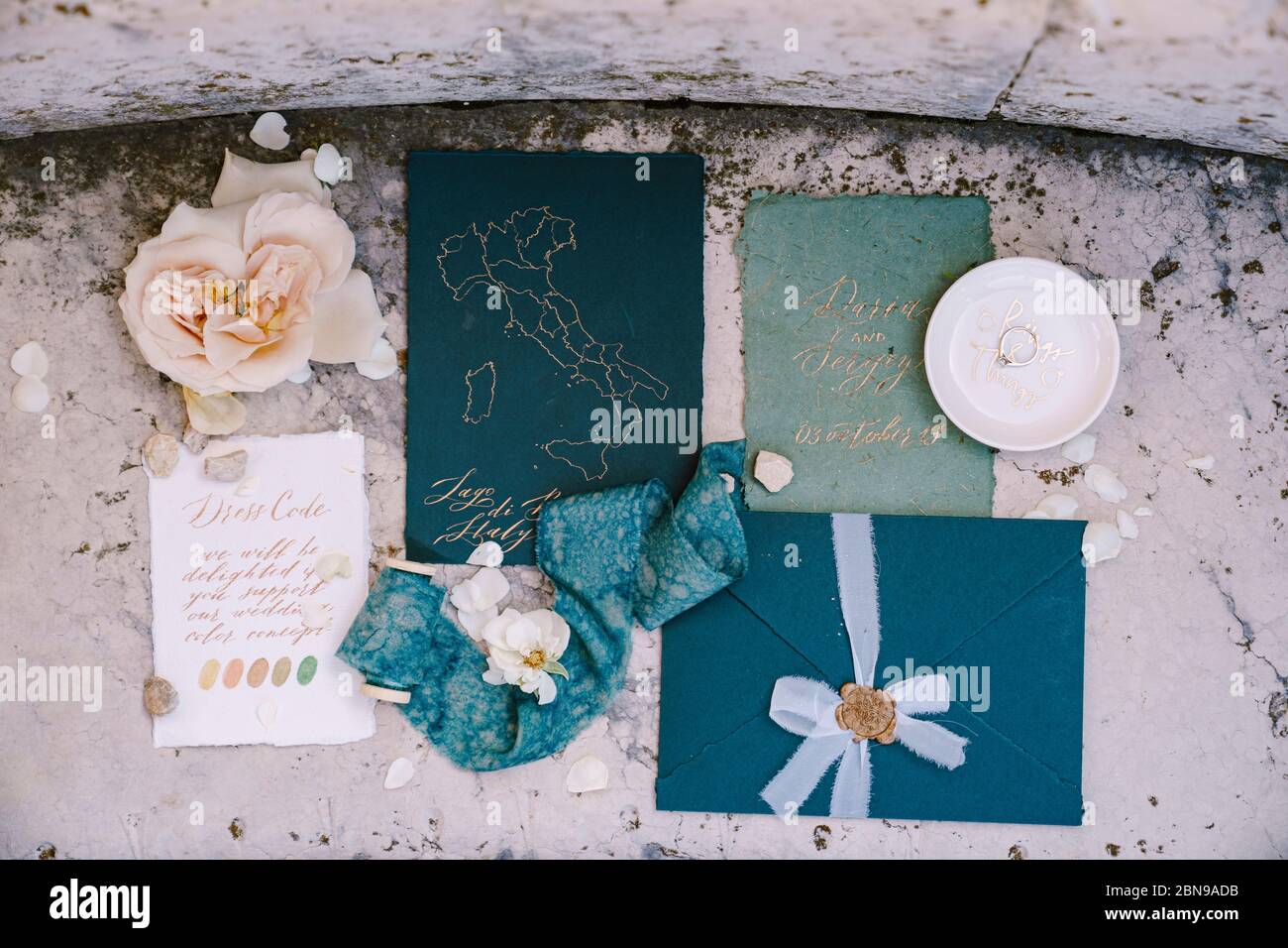 Beffa blu di inviti a nozze, busta blu con sigillo di cera sigillante, un nastro blu di seta, un foglio bianco con i colori del dess Foto Stock
