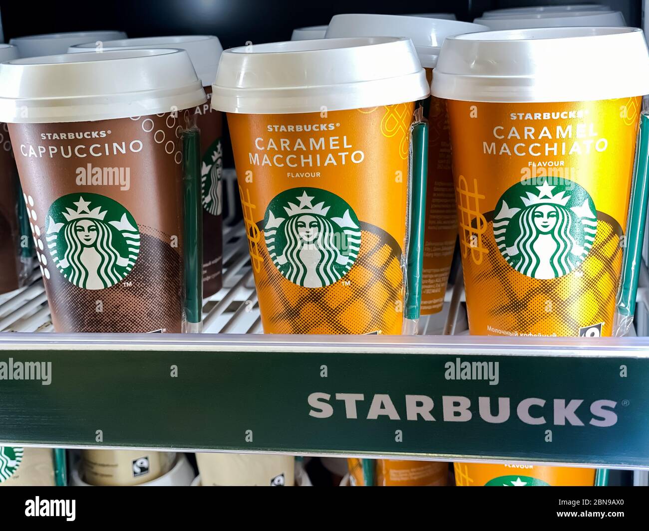 Le tazze da caffè Starbucks sono pronte per essere utilizzate in un frigorifero supermercato. Fotografia mobile. Mosca, Russia - 06 febbraio 2020 Foto Stock