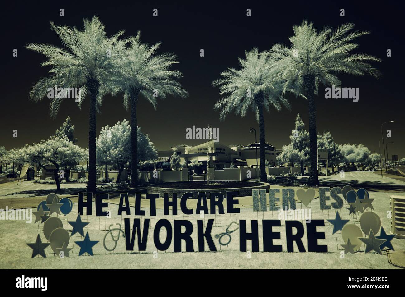 Un segno di apprezzamento per gli operatori sanitari che sono gli eroi di oggi durante la pandemia di COVID-19. Foto Stock