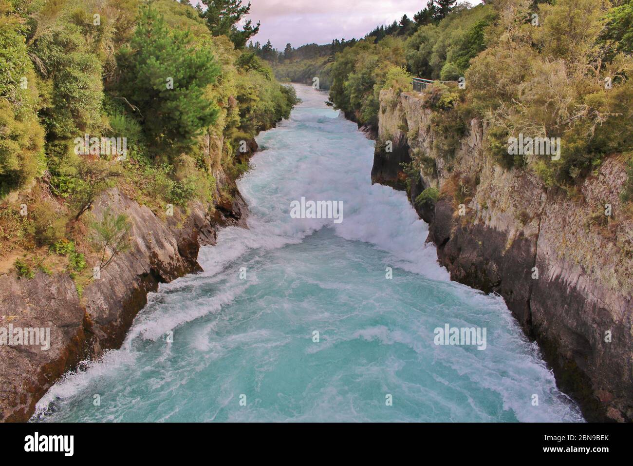 Foto simmetrica delle splendide Cascate Huka del Fiume Waikato nel Distretto di Taupo nella Regione di Waikato sull'Isola del Nord in Nuova Zelanda. Il massiccio, potente Foto Stock