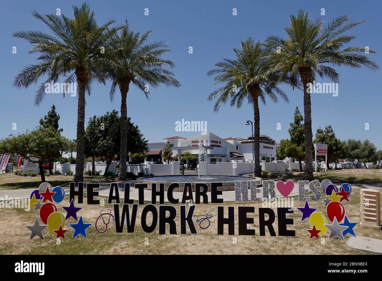 Un segno di apprezzamento per gli operatori sanitari che sono gli eroi di oggi durante la pandemia di COVID-19. Foto Stock