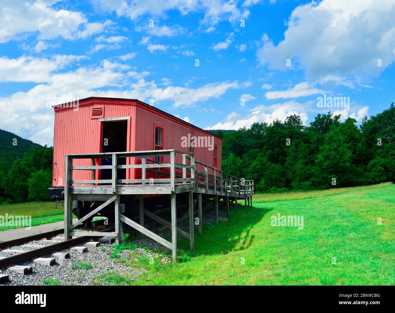 Auto ferroviaria in mostra presso il vecchio campo di tronchi a Whittaker, West Virginia Foto Stock